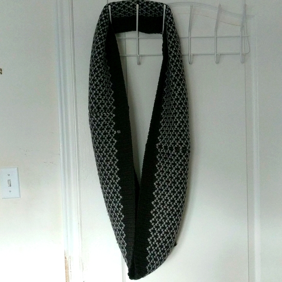Lululemon Infinity Scarf - Picture 1 of 3